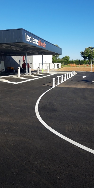 marquages et équipements chaussée balises J11 pour le Drive Leclerc Tonneins par la S2RA 47