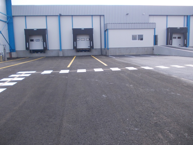 Marquage spécifique cheminement piéton et PMR parking entreprise ESL à Villeneuve sur Lot par la société Signalisation Routière Responsable Agenaise 47