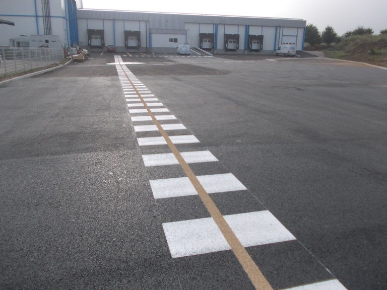 Cheminements piétons et PMR parking entreprise stockage ESL à Villeneuve sur Lot réalisés par Signalisation Routière Responsable Agenaise 47