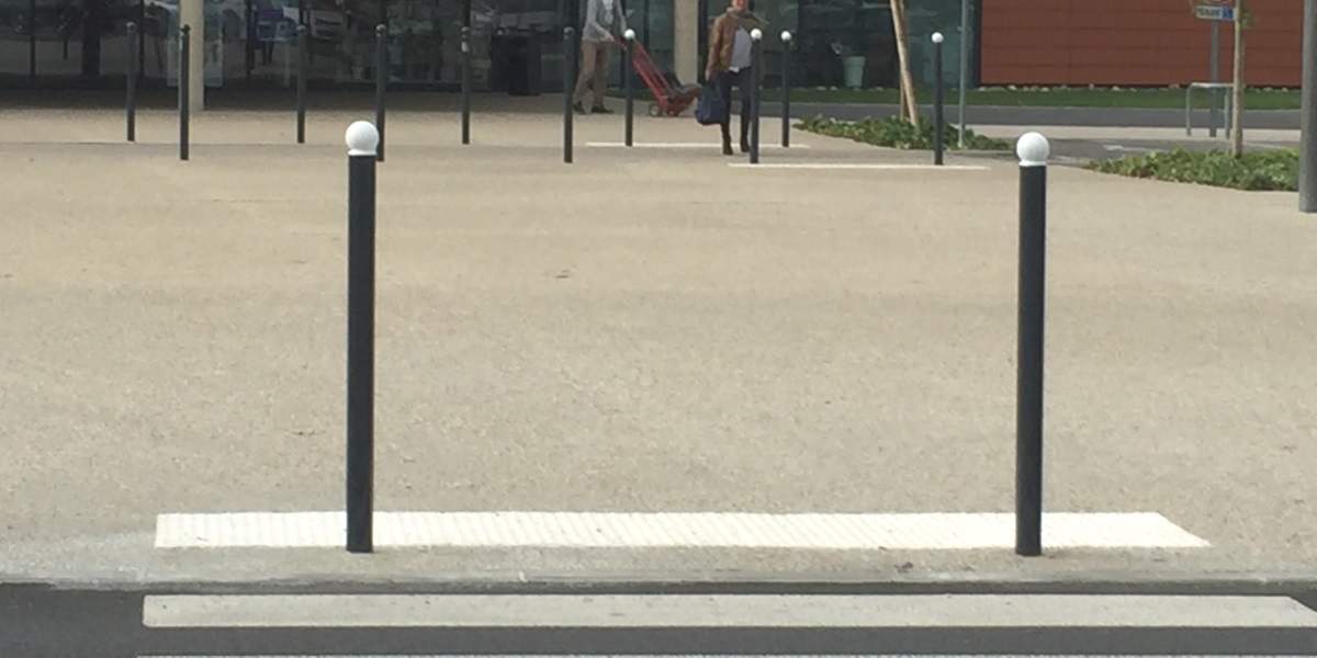 Mobilier urbain - potelets PMR pour protection des passage personnes à mobilité réduite et piétons - fourniture et pose S2RA 47