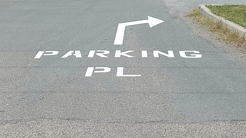 Balisage parking, flèche directionnelle en enduit et lettres parking PL en thermocollé par S2RA, Signalisation Routière Responsable Agenaise Lot-et-Garonne