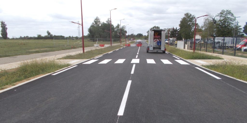 1 de nos équipes intervenant pour un marquage routier avec les moyens techniques et humains de Signalisation Routière Responsable Agenaise - S2RA dans le 47