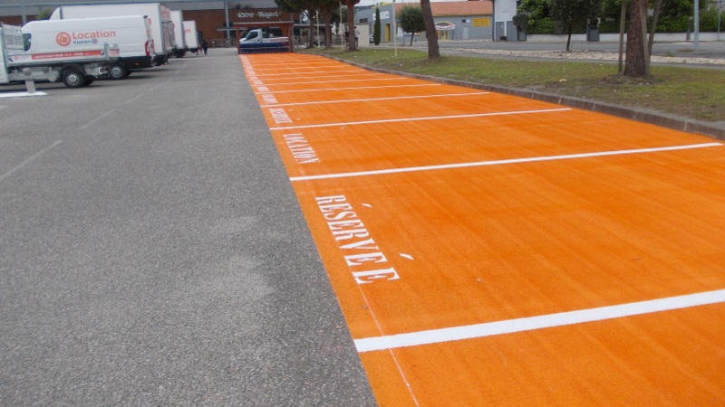 Marquages d'un parking de location de véhicules Leclerc à Casteljaloux réalisés par Signalisation Routière Responsable Agenaise 47