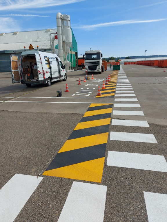 Véhicule technique de marquage en enduit à froid pour zébras couleur de la société Signalisation Routière Responsable Agenaise ou S2RA 47